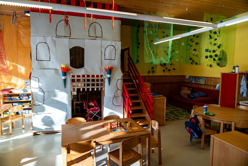 Gruppenraum mit Stühlen und Tischen in der Kita St. Markus