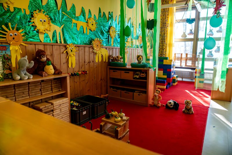 Spielecke dekoriert mit gebastelten Löwen in der Kita St. Markus