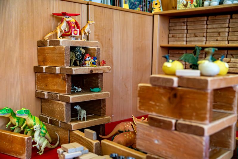 Turm aus Holzklötzen gebaut, darin Dinosaurienfiguren in der Kita St. Markus