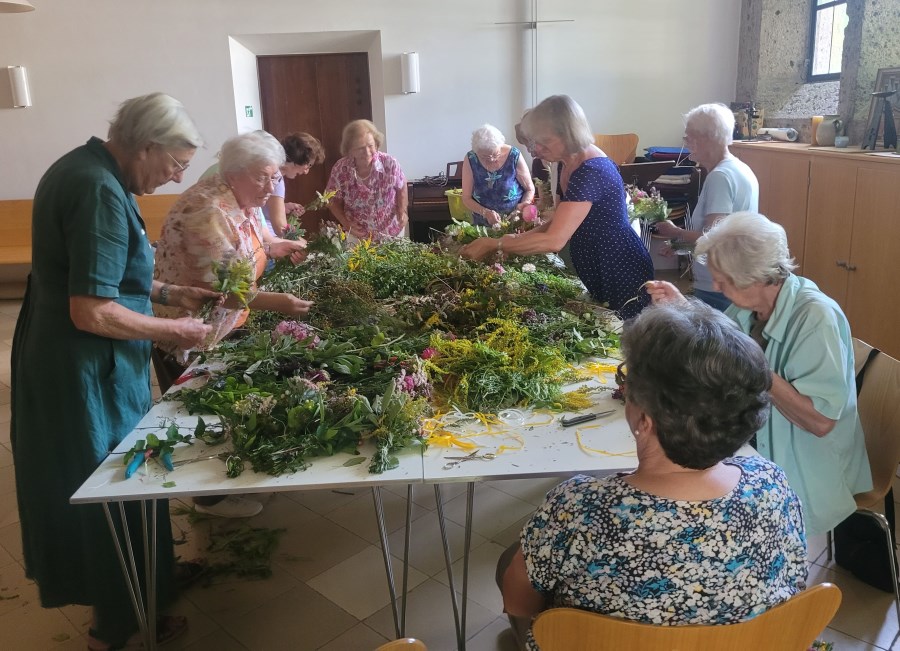 Frauenkreis Kräuterbuschen binden