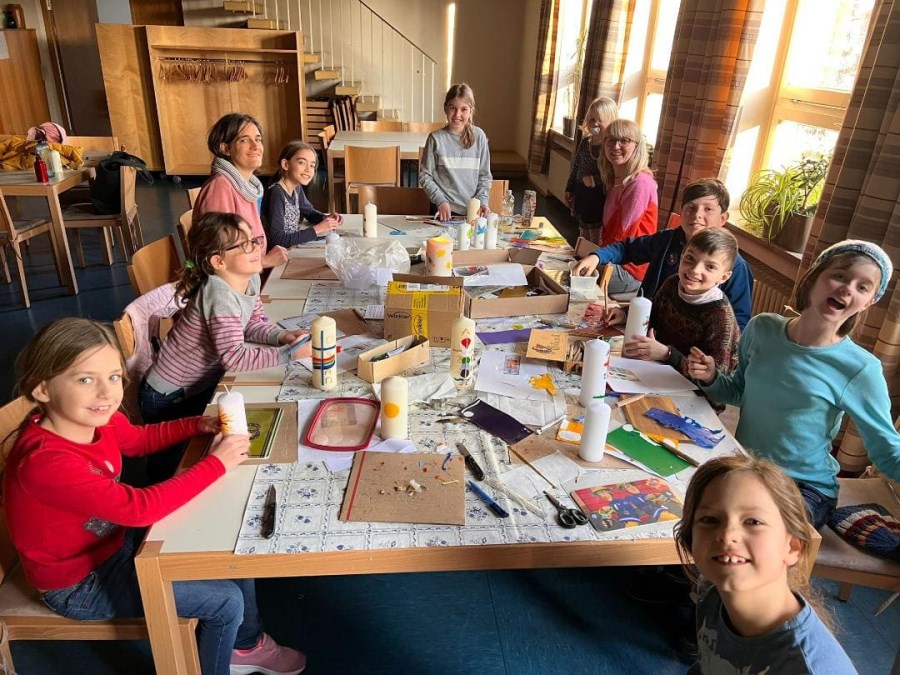 Sternsinger basteln Osterkerzen in St. Albert