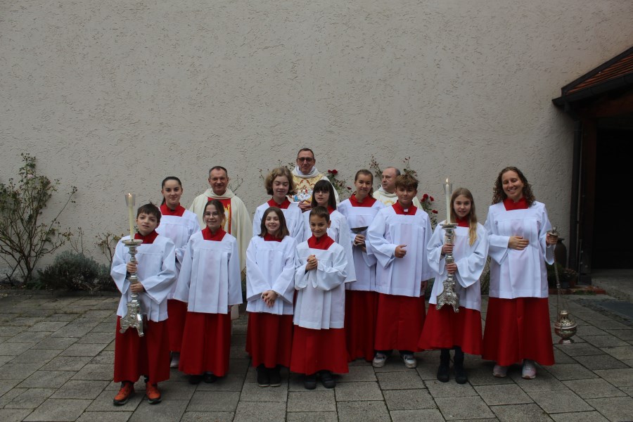 Ministranten vor St. Albert