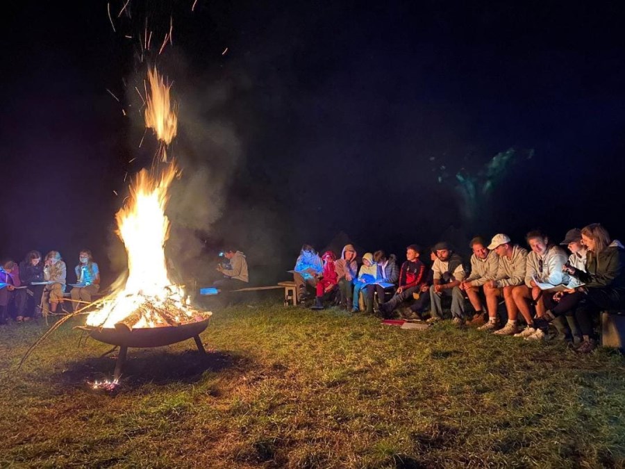 Zeltlager Kreis um Lagerfeuer