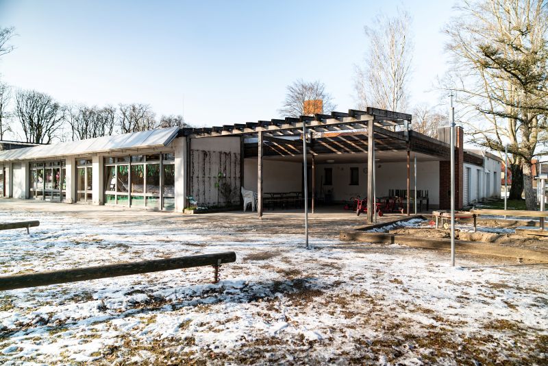 Garten und Rückansicht des Kita-Gebäudes St. Quirin