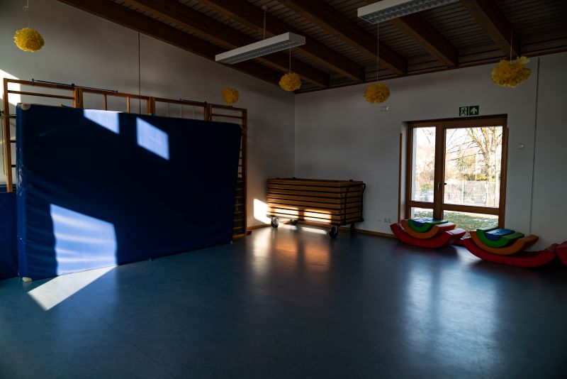 Turnsaal mit Sprossenwand und blauen Matten in der Kita St. Quirin