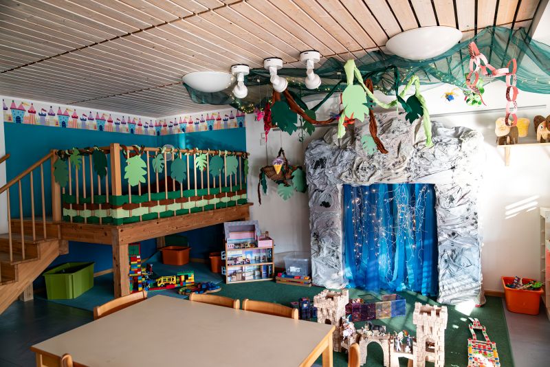 Gruppenraum mit Burg in der Kita St. Quirin