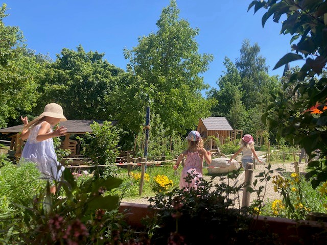 Gartenbild mit Kindern