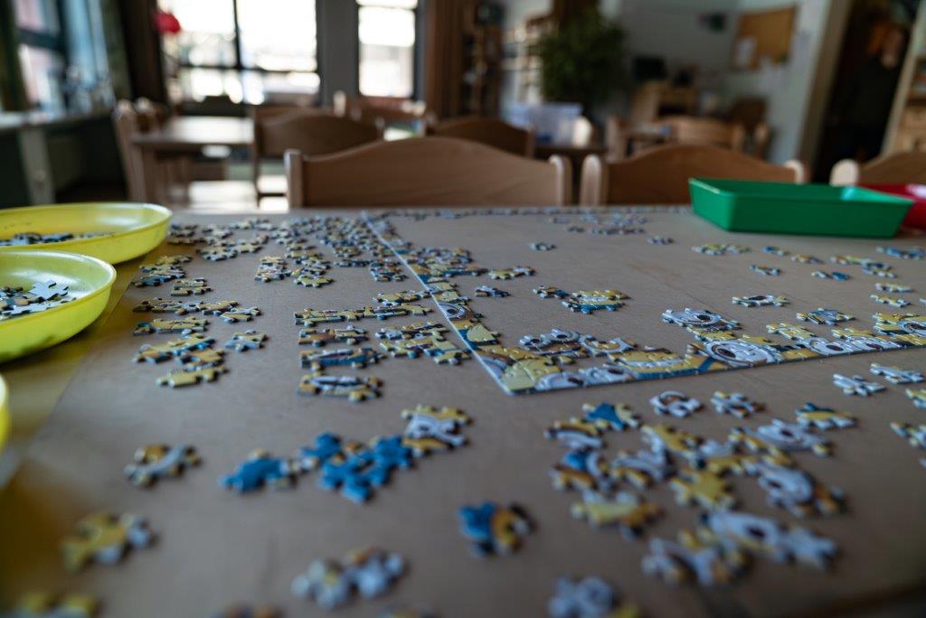 Ein unfertiges Puzzle liegt auf dem Tisch im Kinderhaus Maria Schutz