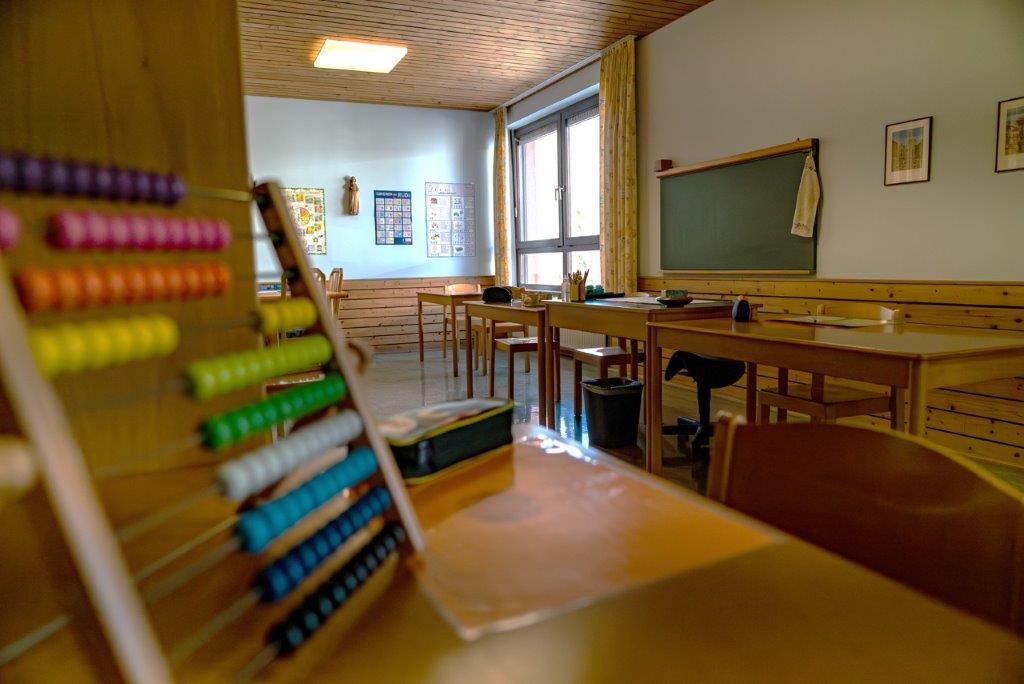 Hausaufgabenraum mit Tischen und Stühlen, Tafel im Kinderhaus Maria Schutz