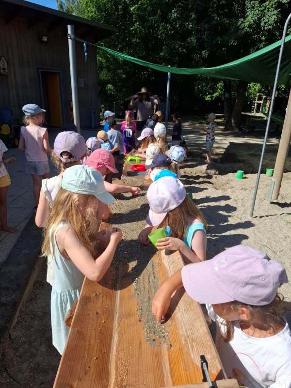 Die Kinder haben im Garten "Gold gewaschen".
