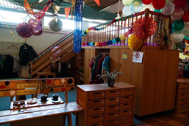 Garderobe im Gruppenraum in der Kita St. Hildegard. Deko mit roten Luftballonen