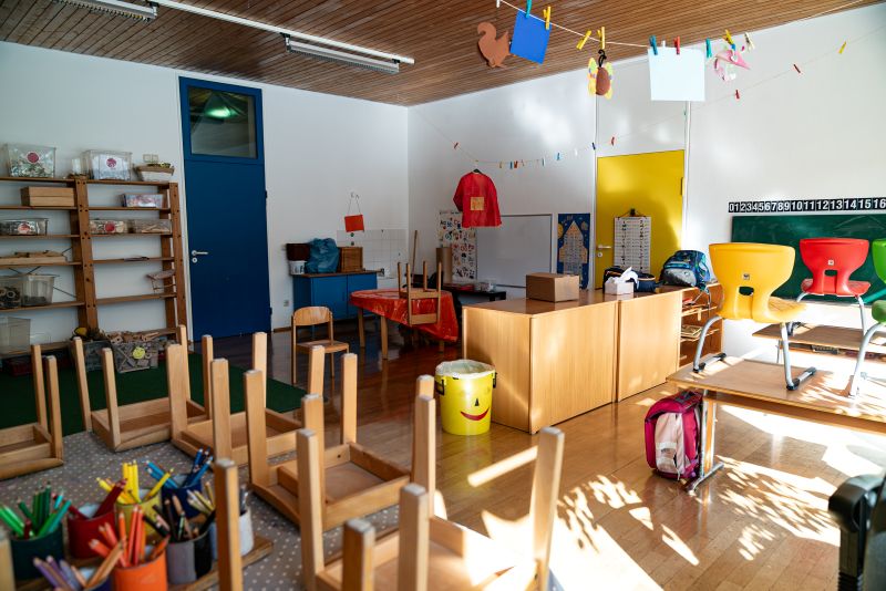 "Feierabend" im Gruppenraum der Kita St. Hildegard. Die Stühle stehen auf den Tischen.