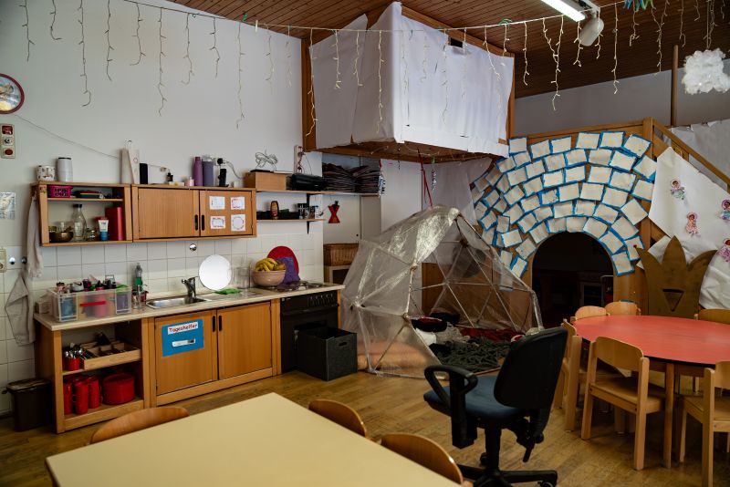 Gruppenraum mit Küchenzeile und Winterdeko in der Kita St. Hildegard.