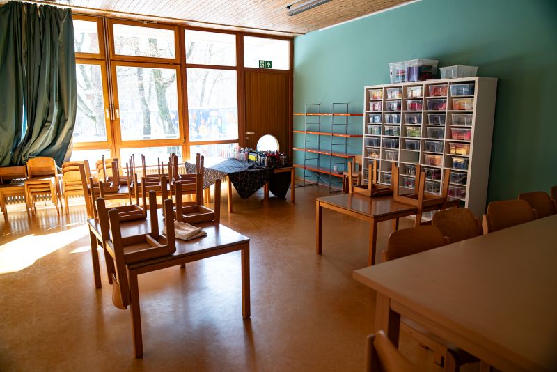 Regalschrank mit Bastel- und Spielsachen in einem Gruppenraum der Kita St. Hildegard.