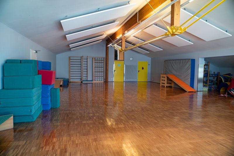 Turnraum mit Matten, Turngeräten, Sprossenwand in der Kita St. Hildegard.