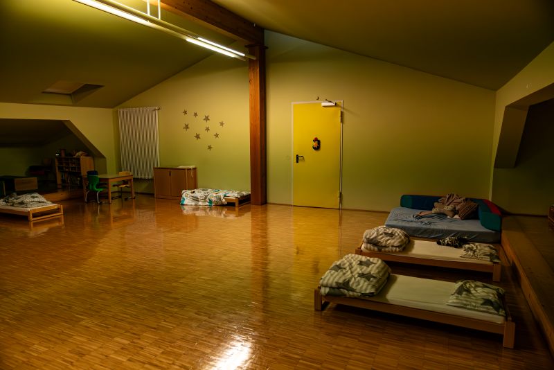 Ruheraum mit Bettchen für die Kinder in der Kita St. Hildegard.