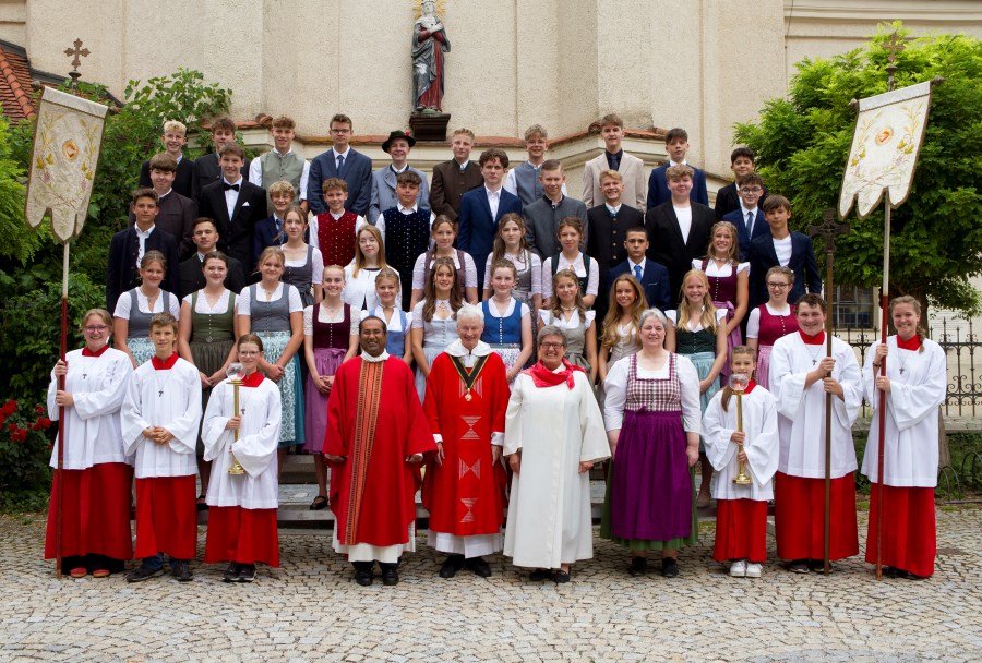 Gruppenbild Foto Hornauer Firmung Feldkirchen Gruppe 2025.jpg