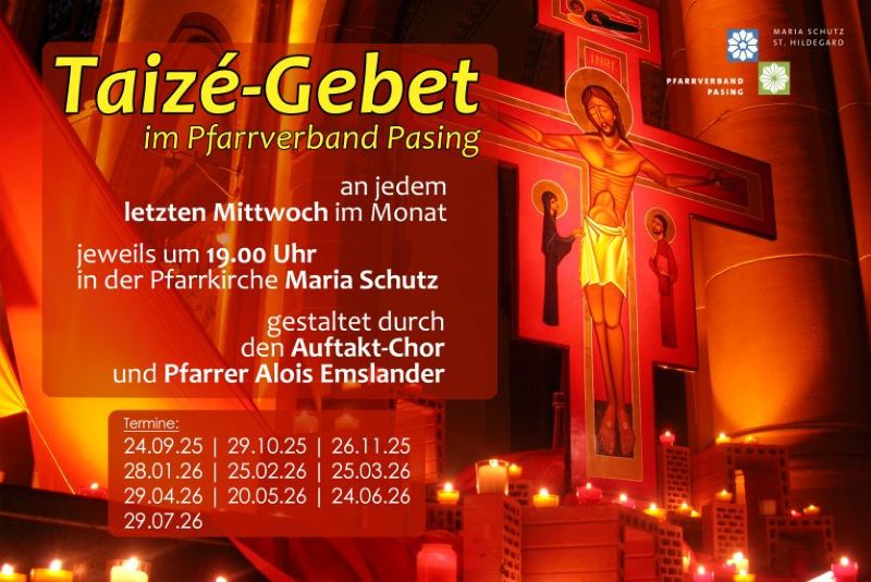 Orange-rot beleuchtetes Taizékreuz inmitten von Kerzen und Ziegelsteinen. Daneben Ankündigung der Termine in Maria Schutz.