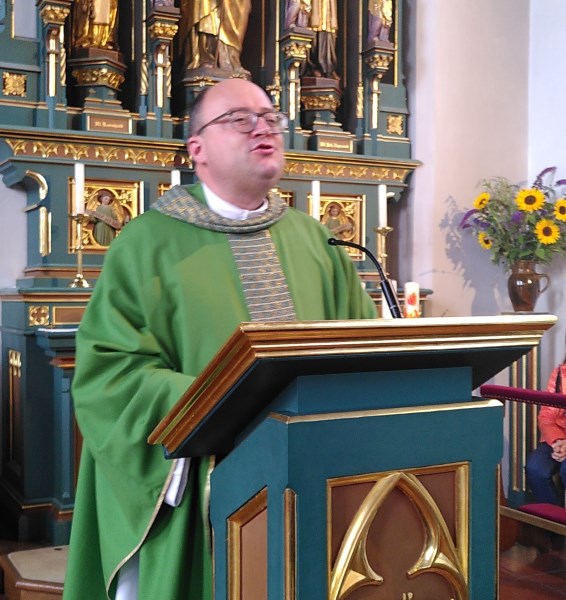 Dekan Klaus Vogl bei der Predigt