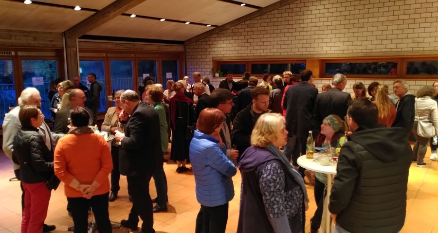 viele Gottesdienstbesucher blieben noch da zum Austausch