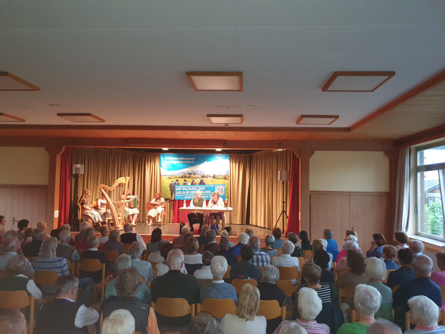 Vollbesetzter Pfarrsaal in Teisendorf