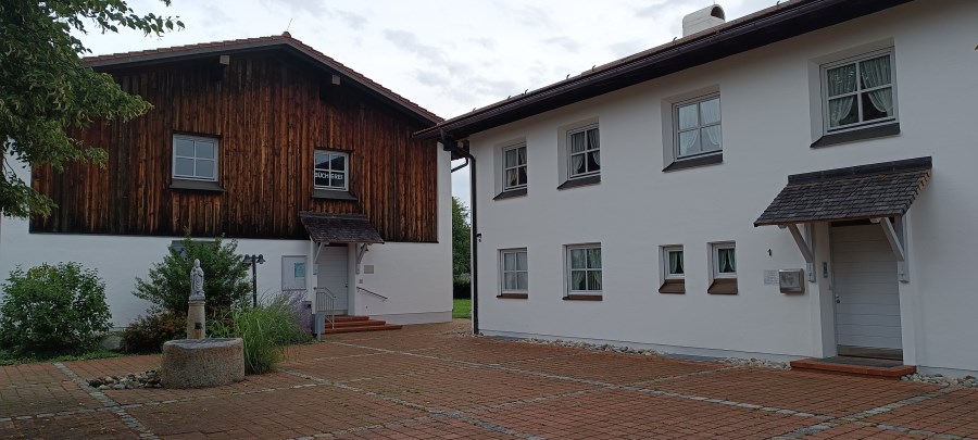 Pfarrheim und Pfarrhaus Rechtmehring