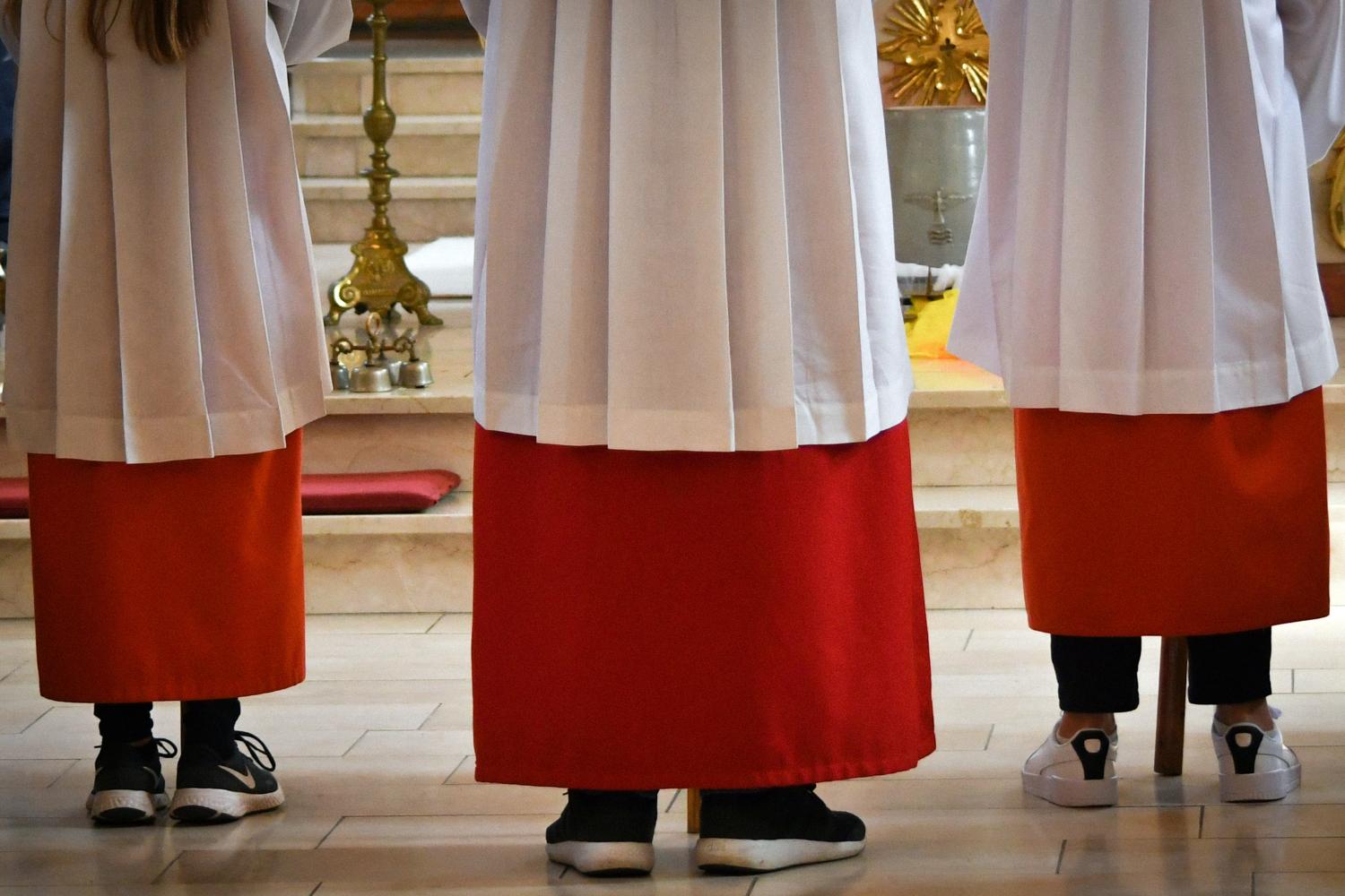 Ministranten vor dem Altar