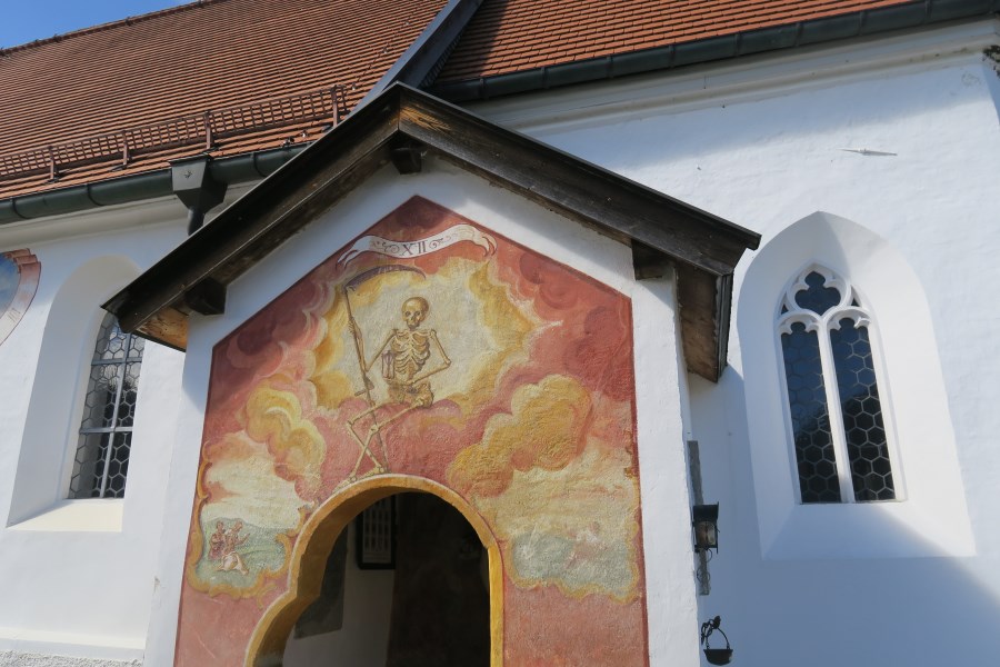 St-Jakob-Eingang-Kriegerkapelle-Sensenmann