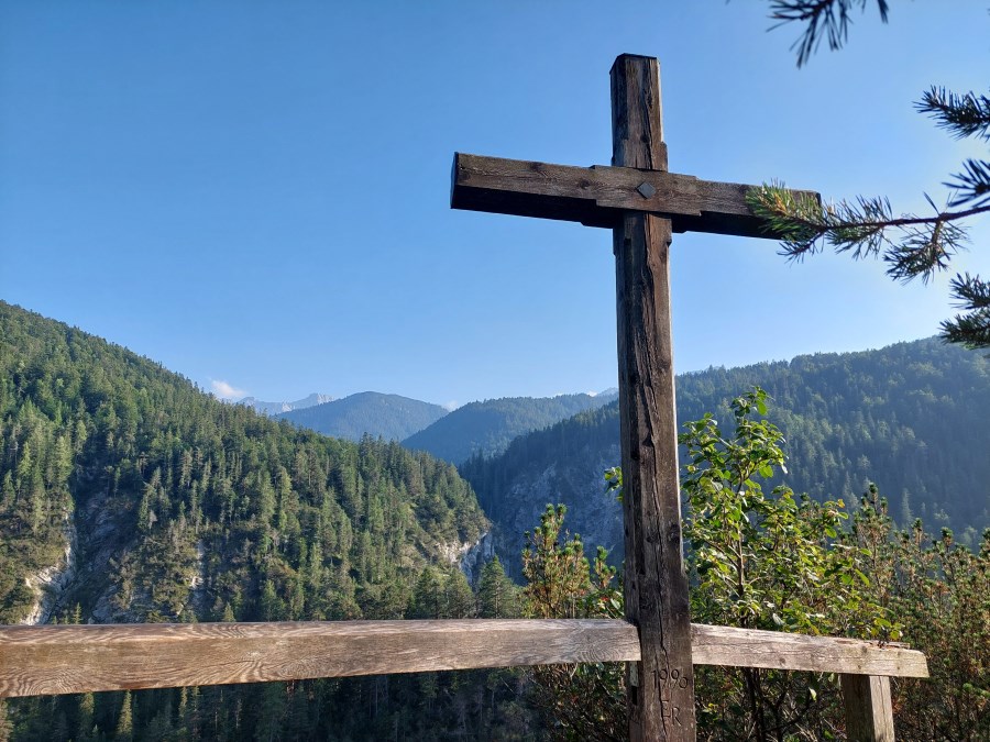 Kreuz-auf-Weg-z-Isarursprung