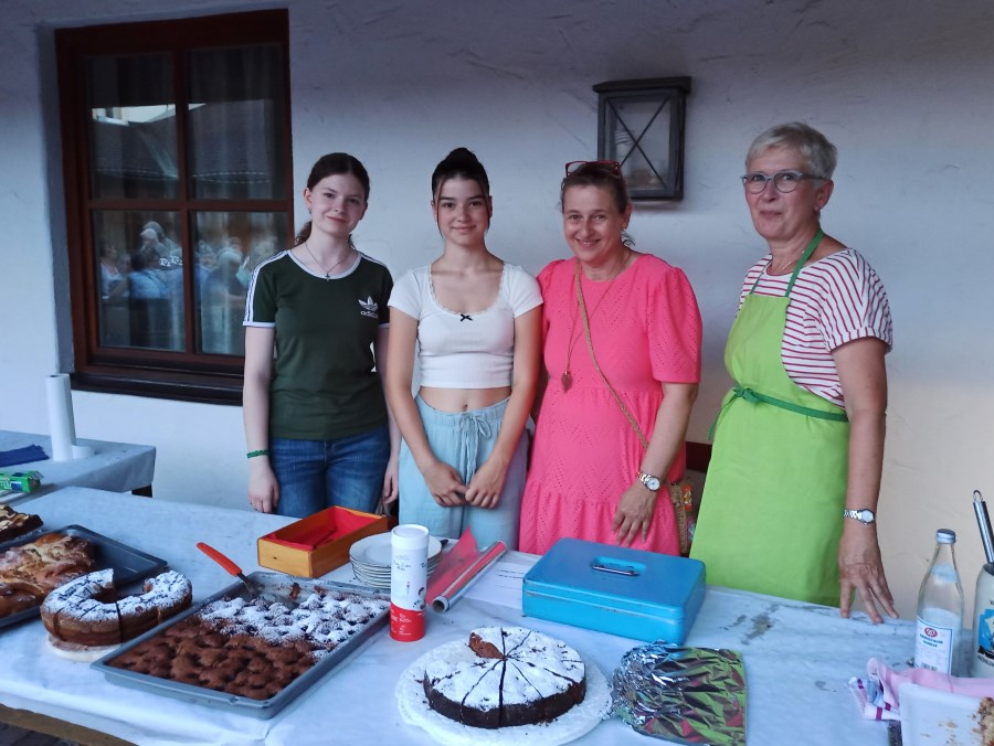 Damen beim Kuchenverkauf