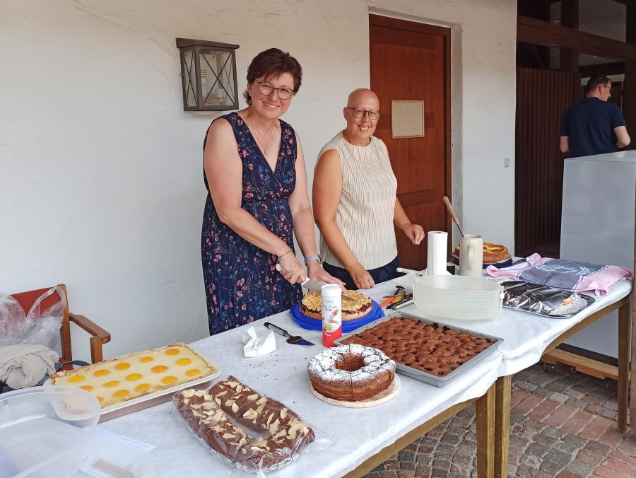 Damen bei der Vorbereitung der Kuchen zum Verkauf