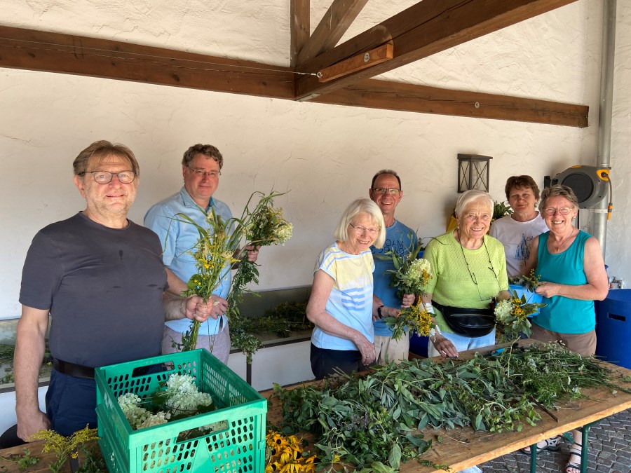 Fleißige Helfer beim Binden der Kräuterbuschen.