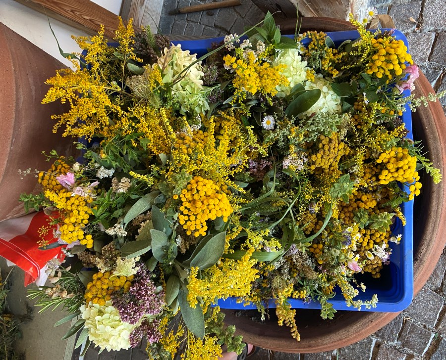 Die fertigen Kräuterbuschen stehen für die Kirchgänger bereit zum Mitnehmen.