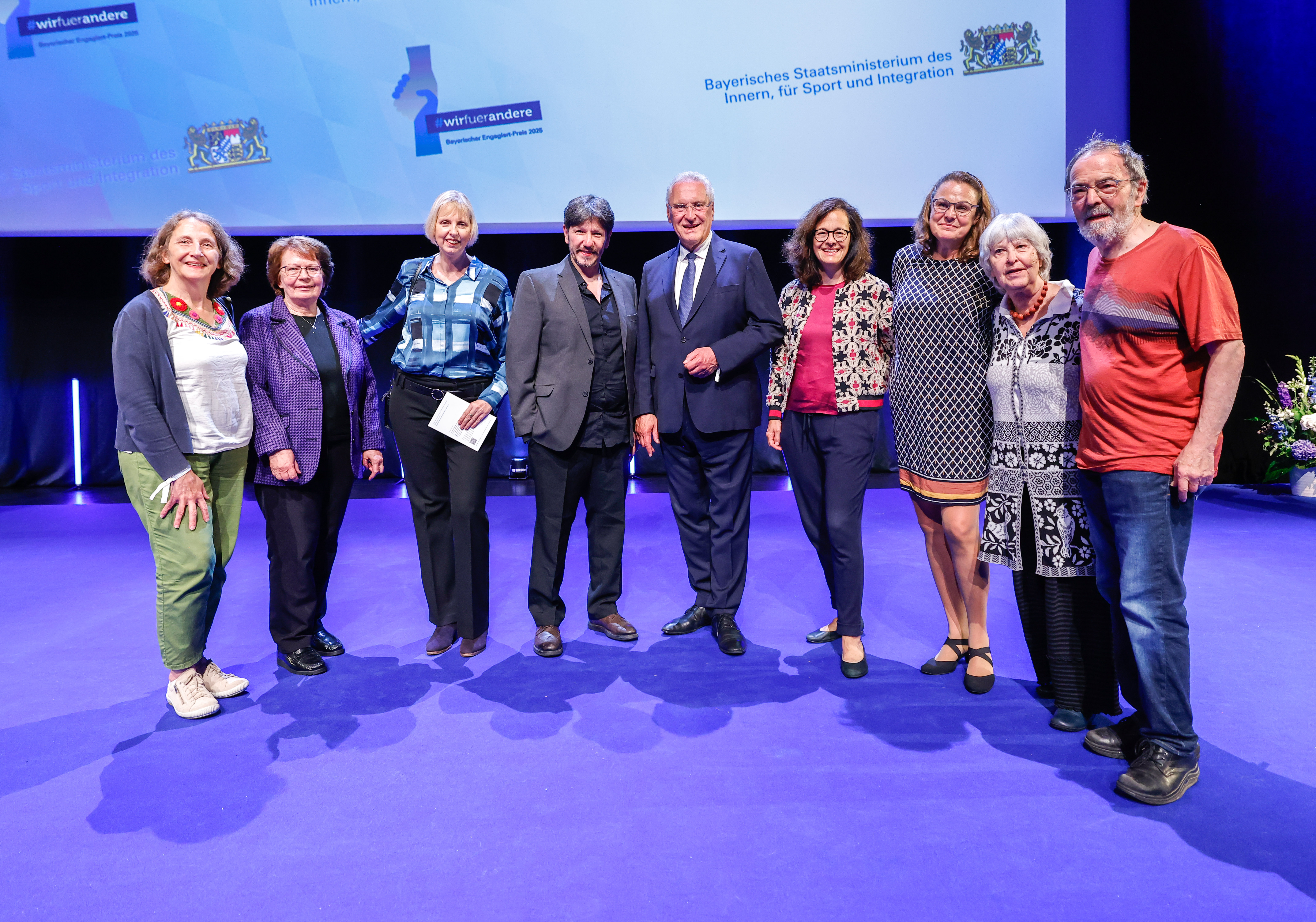 Die Preisträger*innen des Pasinger Friedensweges mit Innenminister Joachim Herrmann