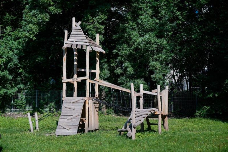 Holzkletterburg mit Hängebrücke im Garten der Kita Maria Schutz