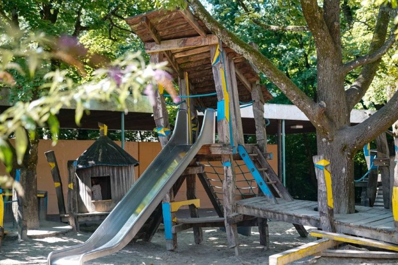 Holzklettergerüst mit Rutsche im Garten der Kita St. Hildegard