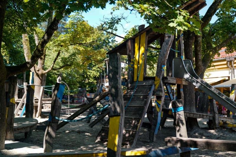 Holzklettergerüst mit Rutsche im Garten der Kita St. Hildegard