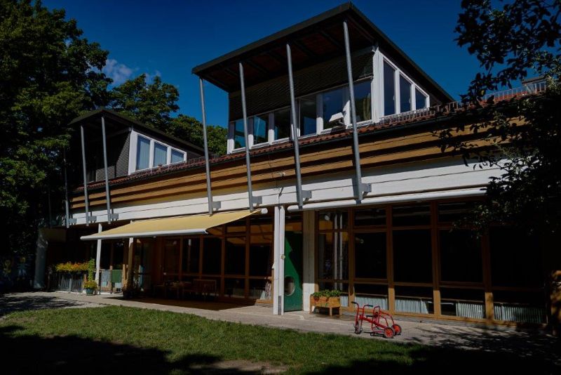 Terrasse mit Markise zum Garten der Kita St. Hildegard