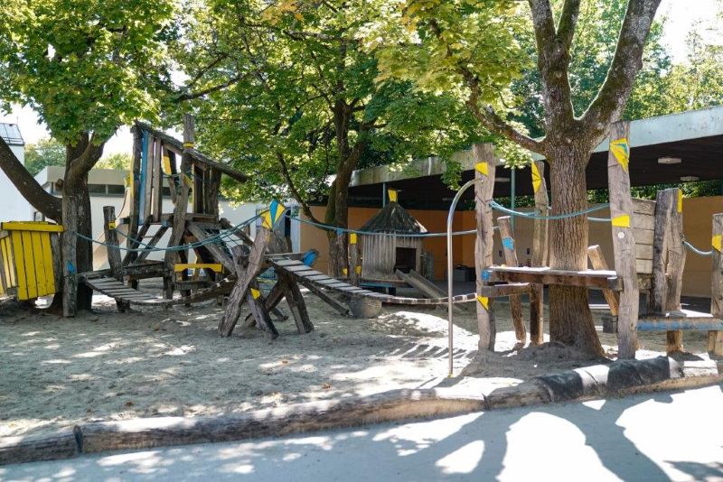 Holzklettergerüst mit Hängebrücke im Garten der Kita St. Hildegard
