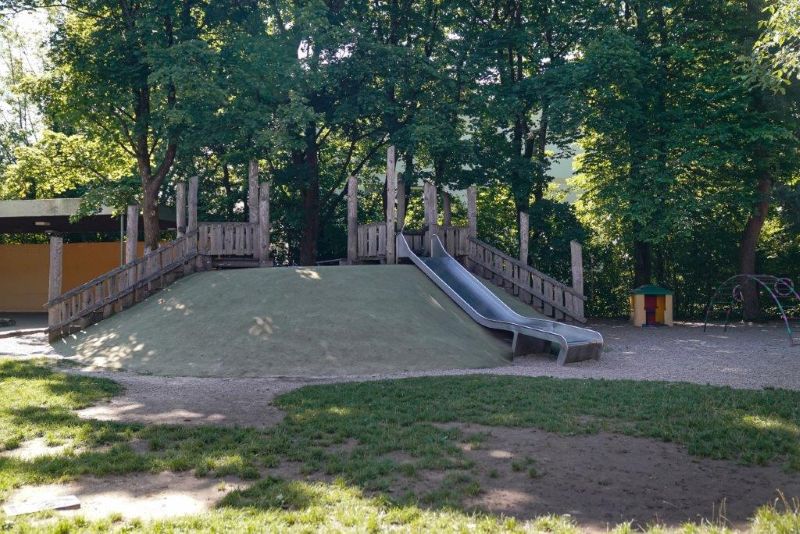 Hügel mit Rutsche im Garten der Kita St. Hildegard
