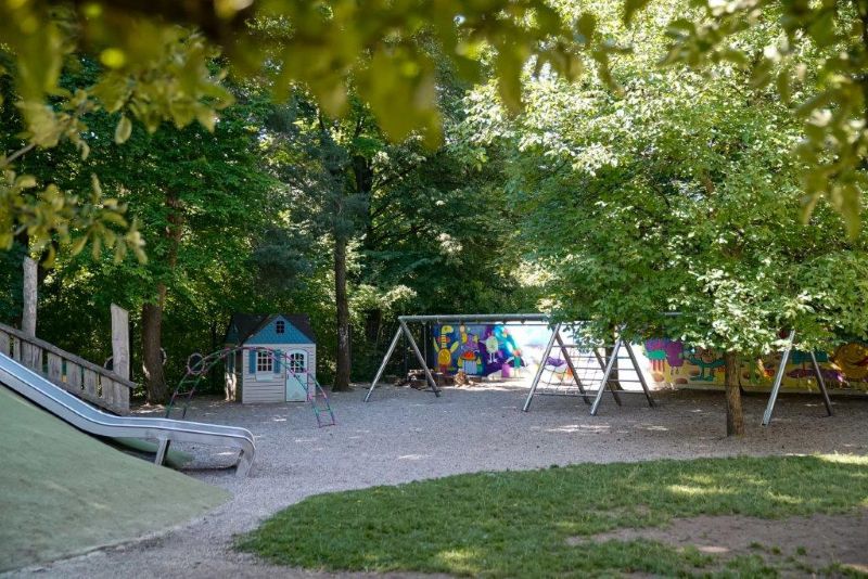 Schaukelgestell und Klettergerüste im Garten der Kita St. Hildegard