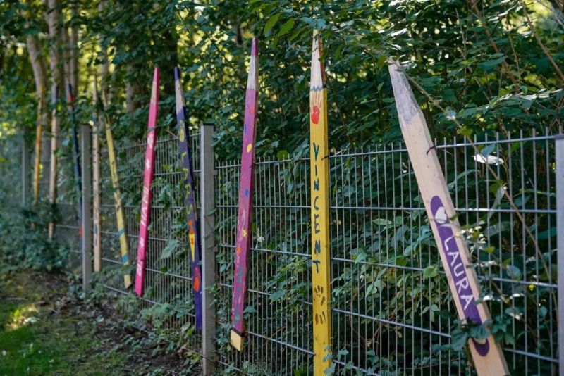 Eineinhalbmeter hohe Stifte am Zaun der Kita St. Lukas