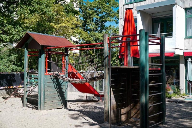 Holzklettergerüst mit Hängebrücke im Garten der Kita St. Lukas