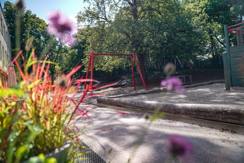 Schaukelgestell im Garten der Kita St. Lukas