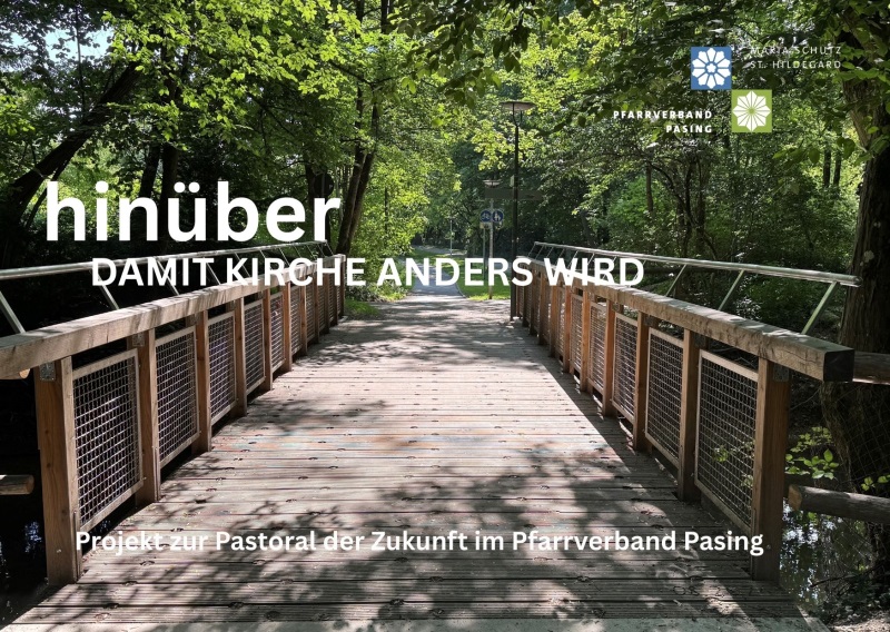 Die Vorderseite der Werbepostkarten für die Kampagne "hinüber" mit dem Bild einer Brücke sowie dem Titel