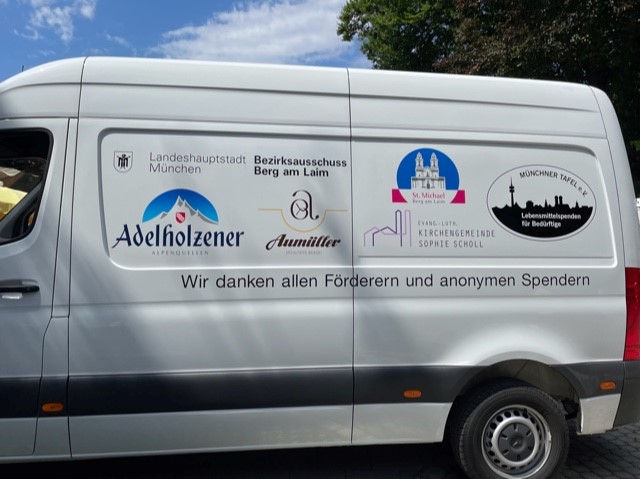 Tafelauto mit Logos der Unterstützer