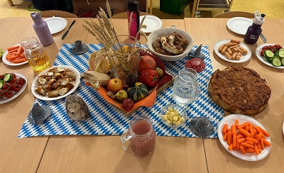 reich gedeckter Tisch zu Erntedank