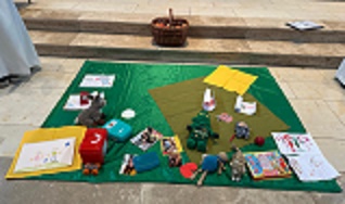 Gaben, für die die Kinder dankbar sind, liegen vor dem Altar