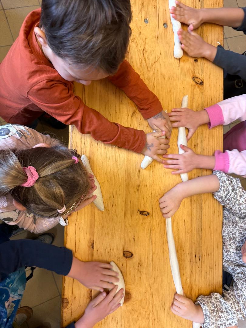 Kinder rollen Teig aus