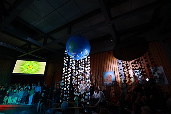 Erdglobus wird mit Wünschen von Kindern an die Decke gezogen